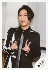 【中古】生写真(ジャニーズ) 亀と山P/亀梨和也/上半身・衣装黒.白・両手ピース・カメラ目線/「KAME ＆ YAMA-P Dome Tour 2020 SI」グッズオフショット/公式生写真