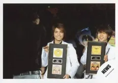 【中古】生写真(ジャニーズ) NEWS/手越祐也・増田貴久/ライブフォト・横型・上半身・衣装白・笑顔・背景観客/公式生写真