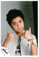 【中古】生写真(ジャニーズ) NEWS/手越祐也/上半身・シャツ白・インナーグレー・両手親指立て/公式生写真