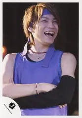 【中古】生写真(ジャニーズ) Kis-My-Ft2/二階堂高嗣/ライブフォト・バストアップ・タンクトップ紫・腕組み・背景黒/公式生写真