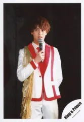 【中古】生写真(ジャニーズ) King ＆ Prince/高橋海人/膝上・衣装白赤金・右手マイク・左手後ろ/King ＆ Prince デビュー発表会見オフショット