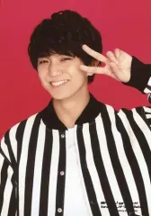 【中古】生写真(ジャニーズ) Aぇ! group/正門良規/バストアップ・衣装白.黒・左手ピース・背景赤/「僕らAぇ! groupがbrakeしそうですねん?!」オリジナルフォト