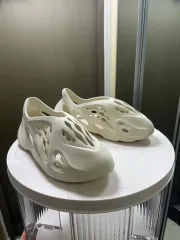 adidas(アディダス) イージー フォーム ランナー サンド 275のサムネイル