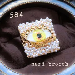 ミステリアスなアイブローチ　目玉 パール カジュアル アンティーク調 大人 メンズ 男女兼用 個性的 目 ハロウィン ヴィンテージ調 NerD