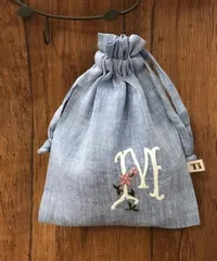 ハンドメイド花柄手刺繍*イニシャル巾着《ブルー／A.K.M.R.S.Y》