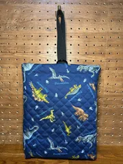 480 ハンドメイド　上履き袋　上靴入れ　シューズ袋　ズック キルティング　 ネームタグ付き　生き物　動物　恐竜　恐竜図鑑　ダイナソー　ティラノサウルス　トリケラトプス　ジュラシック　ネイビー　小学校　こども園　幼稚園　保育園　男の子　女の子