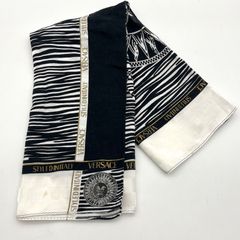 A0715-5-3 VERSACE ヴェルサーチ ハンカチ スカーフ ブラック ホワイト 53×53㎝