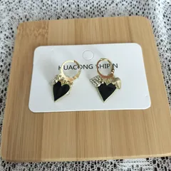 新品　揺れるピアス　ハートモチーフ　キラキラ　ゴールドブラック　金　黒　きれいめ　可愛い　カジュアル◎