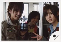 【中古】生写真(ジャニーズ) NYC/山田涼介・中山優馬・知念侑季/横型・知念センター・中山左手に黒いマグカップ・山田右手ピース/公式生写真