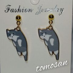 つままれ猫ちゃんピアス(グレー)イヤリング他変更可能【つやなし】