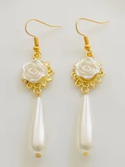 大ぶり　ロングパールピアス（白薔薇）／イヤリング変更可