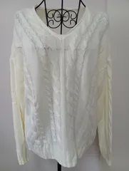 値段タグ付 未使用品【AZUL basic／アズールベーシック】ホワイト Vネック ケーブル編み アクリル100％ セーター 320.