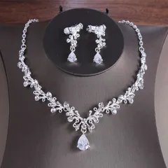 ピアス ネックレス シルバー ラインストーン アクセサリー 3点セット 前撮り プリンセス 可愛い コスプレ フェミニン 結婚式 花嫁 二次会 ガーリー パーティー ウェディング お呼ばれ 食事会 ディナー 演奏会