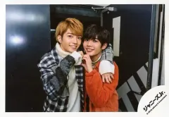 【中古】生写真(ジャニーズ) なにわ男子/西畑大吾・長尾謙杜/横型・上半身・衣装オレンジ・白・チェック柄・西畑左肩に手・二人でハート作り・出入り口/「関西ジャニーズJr. LIVE 2019 Happy 2year!! ～今年も関ジュとChu Year!!～」