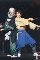 【中古】生写真(ジャニーズ) ジャニーズ/藤ヶ谷太輔・戸塚祥太/ライブフォト・全身・背中合わせ・戸塚衣装黄・右手刀・口開け・背景黒/2Lサイズ/滝沢演舞城’08