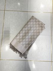 GUCCI グッチ GGｳｰﾙｼﾞｬｶｰﾄﾞ ｹｰﾌﾟ  オフホワイト＆ベージュ ケープ 817831used:AB