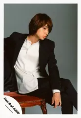 【中古】生写真(ジャニーズ) Hey! Say! JUMP/伊野尾慧/膝上・座り・衣装黒・白・右向き・足組み・椅子・背景グレー/アルバム「DEAR.」ジャケ写撮影オフショット/公式生写真