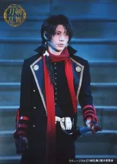 【中古】生写真(男性) 佐藤流司(加州清光)/ライブフォト・膝上・右向き・左手刀・1部衣裳・キャラクターショット・2Lサイズ/ミュージカル『刀剣乱舞』～幕末天狼傳～ ローソンプリント