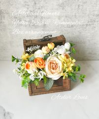 枯れないお花⭐︎淡いオレンジのバラとラナンキュラスのトランクボックスアレンジ
