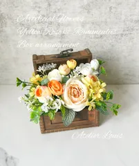 枯れないお花⭐︎淡いオレンジのバラとラナンキュラスのトランクボックスアレンジ