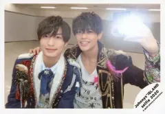 【中古】生写真(ジャニーズ) ジャニーズJr./那須雄登・菅田琳寧/横型・上半身・衣装白・黒・青・菅田右手肩・左手上げ・フラッシュ/Johnnys’ ISLAND セルフィー 2020/公式生写真