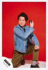 【中古】生写真(ジャニーズ) 嵐/大野智/全身・しゃがみ・衣装青・デニム・右手上げ・左手グー・左膝立て・目線左・背景赤/「Are You Happy?」ジャケ写撮影＆「Don’t You Get It」PV撮影/公式生写真