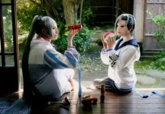 【中古】生写真(男性) 塚本凌生(古今伝授の太刀)・星元裕月(地蔵行平)/横型・全身・座り・内番衣装・キャラクターショット/舞台「『刀剣乱舞』綺伝 いくさ世の徒花」ランダムブロマイド