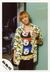 【中古】生写真(ジャニーズ) Kis-My-Ft2/千賀健永/膝上・衣装白・緑・黄色・黒・赤・青・黄色・左手ピース・顔傾げ・口閉じ/「Sha la la☆Summer Time」PV＆ジャケ写撮影/公式生写真