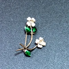 ビンテージ　ブローチ　モダンデザイン！　花　クリスタルクラシカル　ヴィンテージ　バッジ　ピンバッチ　レトロ　AKS315