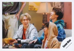 【中古】生写真(ジャニーズ) Snow Man/宮舘涼太・深澤辰哉・阿部亮平/横型・膝上/シングル「Dangerholic」MV＆ジャケ写オフショット/公式生写真