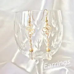 フックピアス　、縦長ゴールド色×ホワイト