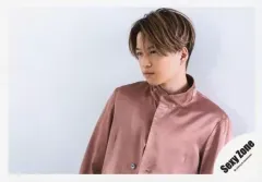 【中古】生写真(ジャニーズ) Sexy Zone/菊池風磨/横型・上半身・衣装ピンク・両手下・顔左向き・口閉じ・背景白/アルバム「PAGES」MV＆ジャケ写オフショット/公式生写真