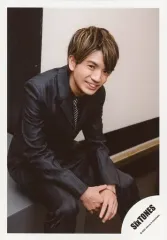 【中古】生写真(ジャニーズ) SixTONES/高地優吾/膝上・座り・衣装黒・両手組・右向き・前屈み・笑顔/「TrackONE -IMPACT-」グッズオフショット/公式生写真
