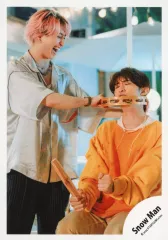 【中古】生写真(STARTO) Snow Man/向井康二・佐久間大介/膝上/シングル「BREAKOUT / 君は僕のもの」MV＆ジャケ写オフショット/公式生写真