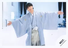 【中古】生写真(STARTO) WEST./藤井流星/横型・膝上/「WEST. DOME TOUR AWARD ～10th Anniversary～」グッズオフショット/公式生写真