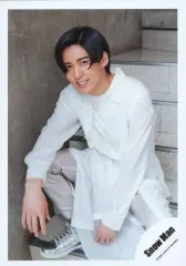 【中古】生写真(ジャニーズ) Snow Man/目黒蓮/全身・座り・衣装白・体左向き・両手下・階段/Johnnys’ ISLAND STORE グッズオフショット’20夏/公式生写真