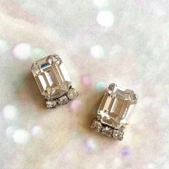 スクエアスワロフスキーのイヤリング•ピアス