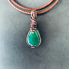 【再販・一点物】天然石グリーンアゲードと葡萄のモチーフ★カジュアル・ボヘミアンスタイル・ティアドロップペンダントネックレス・コッパーワイヤーラッピング☆ハンドメイド・選べるギフト：ボールチェーンOr 革紐・送料無料
