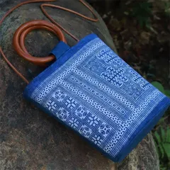 SGYP041 ろうけつ染め 天然蠟染バケットバッグ 伝統工芸、幾何学模様と木製ハンドルが美しく調和した限定アイテム 手作り ハンドバッグ バッグ ショルダー プレゼント 草木染 綿麻ギフト