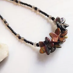 アンティーク風 茶色いお花の天然石 立体ネックレス