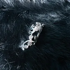 リーフ(蔓)デザイン片耳イヤーカフ【右耳用】 フリーサイズ ゴシック アンティークシルバー