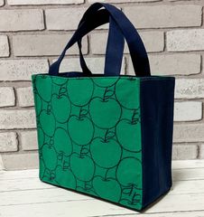 りんご刺繍柄の紙袋風トートバッグA《グリーン》