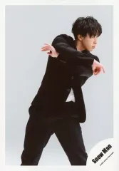 【中古】生写真(ジャニーズ) Snow Man/宮舘涼太/膝上・衣装白・黒・両手交差・体傾け・顔右向き・背景白/シングル「D.D. / Imitation Rain」MV＆ジャケ写オフショット/公式生写真