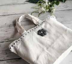 ミニトートバッグ　手編みの花　刺繍のライン　手提げ　ファスナー　薄手　白　夏　涼しげ　ハンドメイド