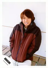 【中古】生写真(ジャニーズ) 嵐/相葉雅紀/膝上・座り・衣装茶・両手ポケット・笑顔/「青空の下、キミのとなり」PV＆ジャケ/公式生写真