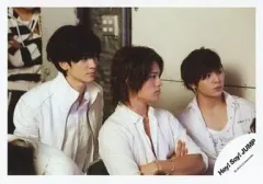 【中古】生写真(ジャニーズ) Hey! Say! JUMP/中島裕翔・岡本圭人・山田涼介/横型・衣装白・岡本腕組・中島真剣/公式生写真
