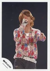 【中古】生写真(ジャニーズ) 関ジャニ∞/大倉忠義/ライブフォト・膝上・花柄衣装・右手マイク・左手前・背景黒/公式生写真