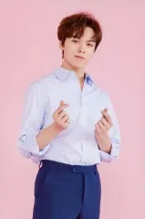 【中古】生写真(男性) SEVENTEEN/VERNON(バーノン)/膝上・衣装水色・白・両手指でハート・背景ピンク・ポストカードサイズ/「2019 SVT 3rd FAN MEETING SEVENTEEN in CARAT LAND」フォトセット