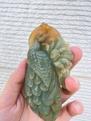 天然岫岩玉 クジャク 彫りペンダン 花玉 精工彫刻 - メルカリ