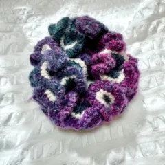 SC-1 フリルシュシュ　手編み　ハンドメイド  パープルXグリーンX白GL